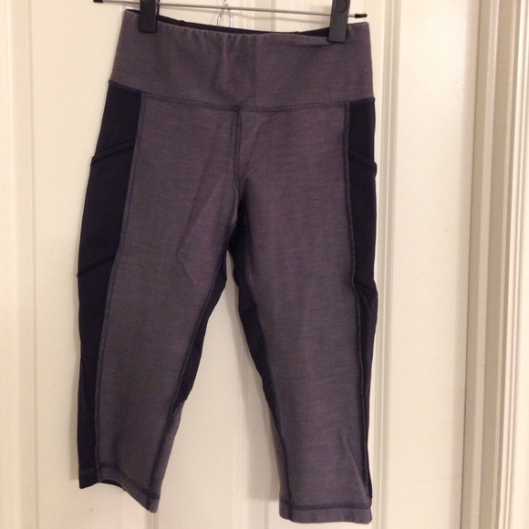Grey & Black Lululemon crops size 6. Side pockets - Picture 3 of 4